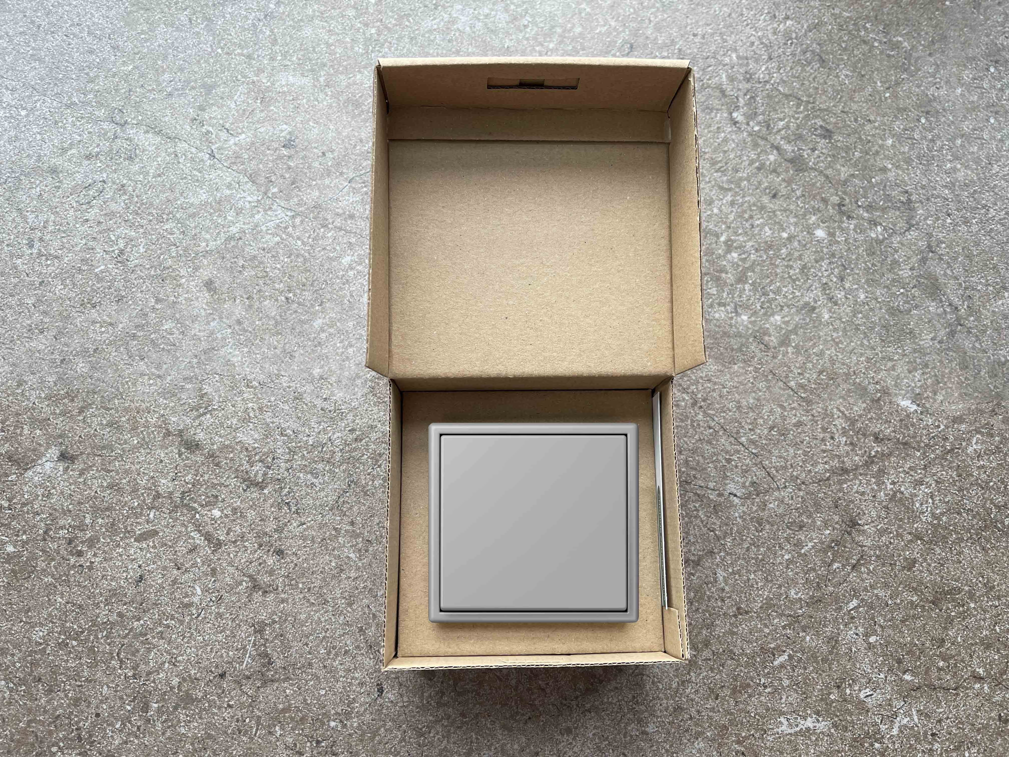 Demo box su  DISCREET GREY spalvos jung. ir rėmeliu